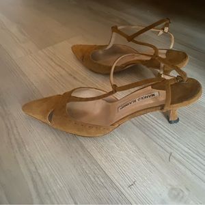 Vintage, size 39, timeless Manolo Blahnik size 39 tan and t-strap